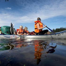 Familie sejler i kano på Gudenåen