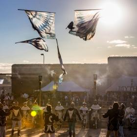 flagkastere i aktion i indergården på FÆNGSLET under Horsens Middelalderfestival