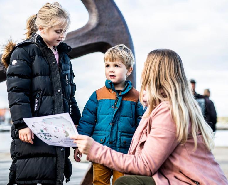 Mor og to børn på skattejagt i Juelsminde