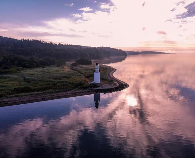 Udsigt med fjord og fyrtårn i området ved Hotel Vejlefjord