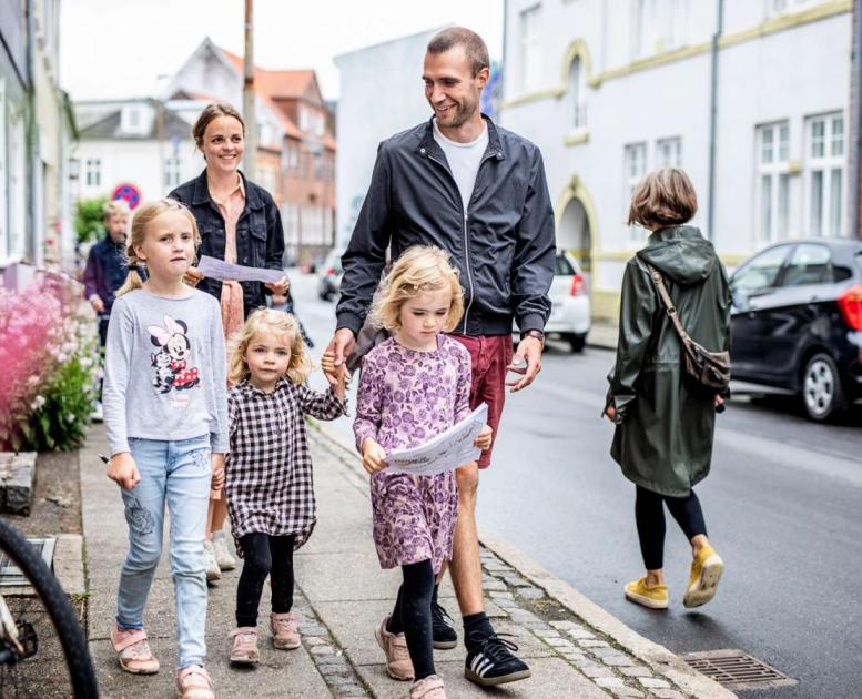 Familie på skattejagt i Odders gader - en del af Destination Kystlandet