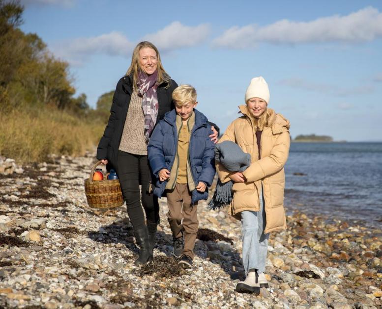 Kysing Næs i Destination Kystlandet, picnickurv, mor, datter og søn på tur 