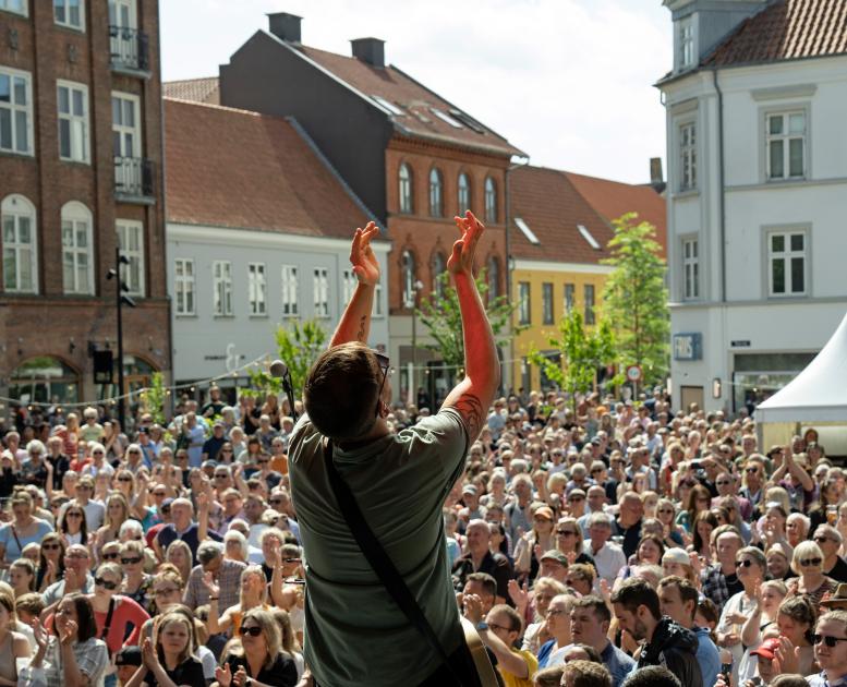 Koncert og mennesker på Torvet i Horsens under Horsens Holder