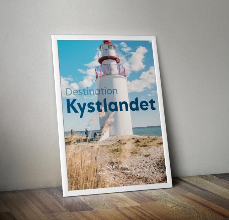Plakat med Destination Kystlandet og Træskohage Fyr