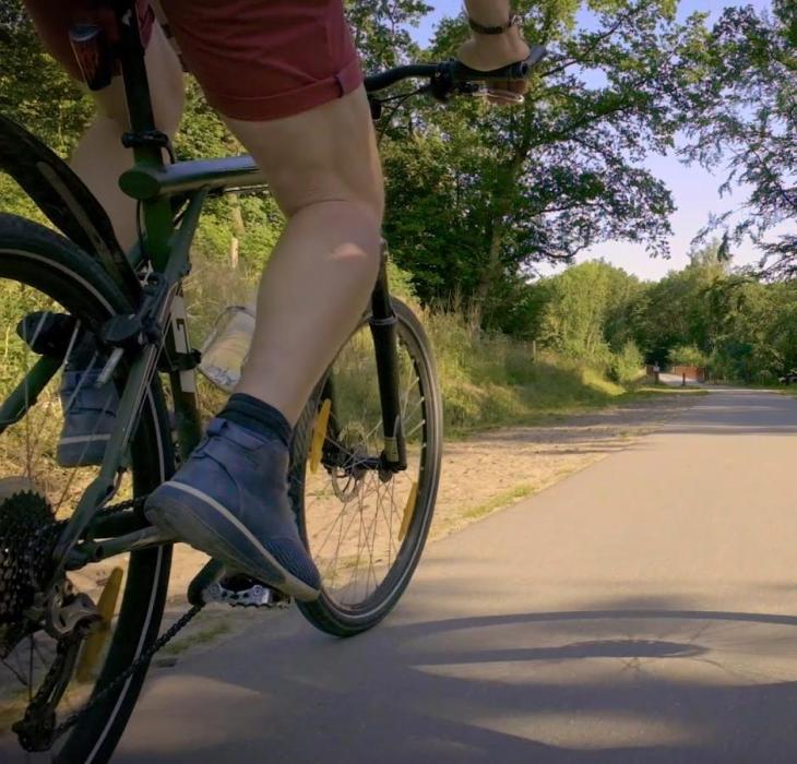 To der cykler ud af en sti