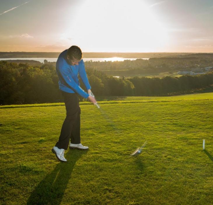 Golfspiller slår ud ved Stensballegaard Golfklub i Horsens