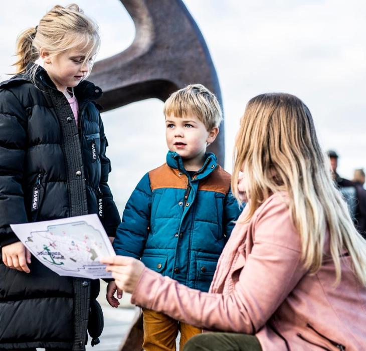 Mor og to børn på skattejagt i Juelsminde