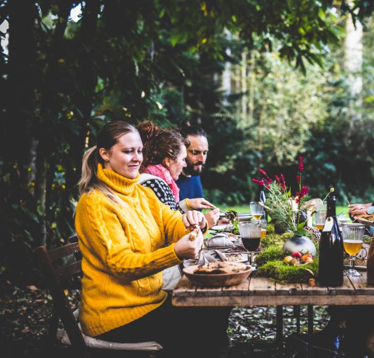 Gæster nyder frokost i naturen Sondrup B&B